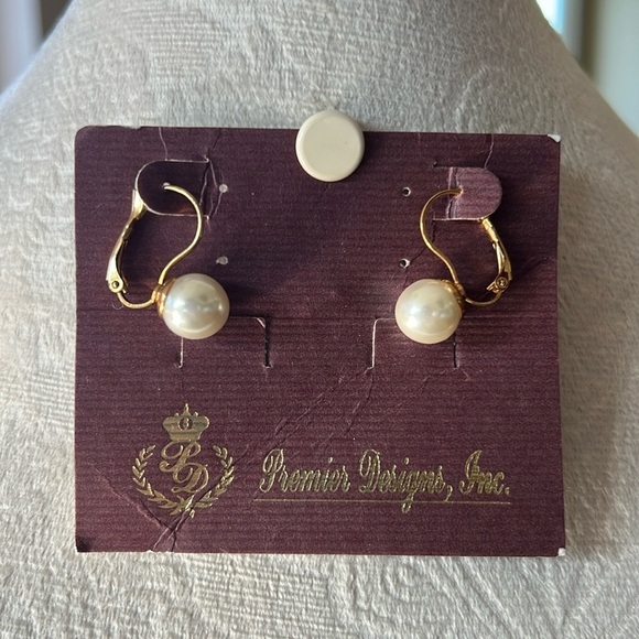 Premier Designs Jewelry - Premier Designs Gold Faux Pearl Lever Back Dangle Drop Earrings G5